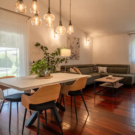 Kira Villa Valbandon